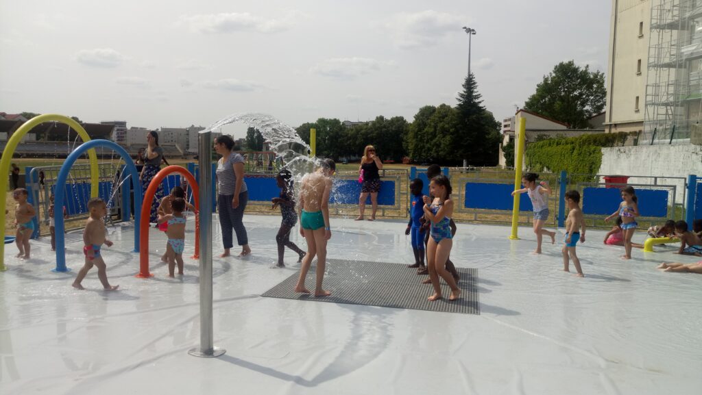 Aménagement d'une plage urbaine éphémère avec transats et sable fin sur une place de mairie par Sun Ice Events.