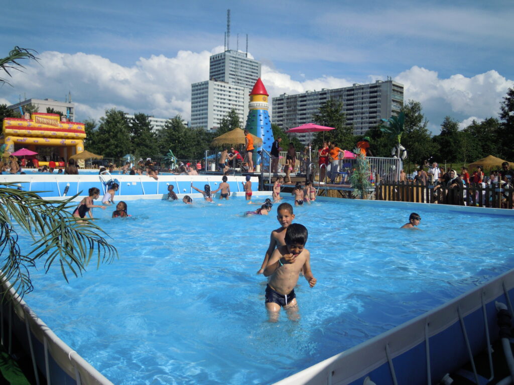 Aménagement d'une plage urbaine éphémère avec transats et sable fin sur une place de mairie par Sun Ice Events.