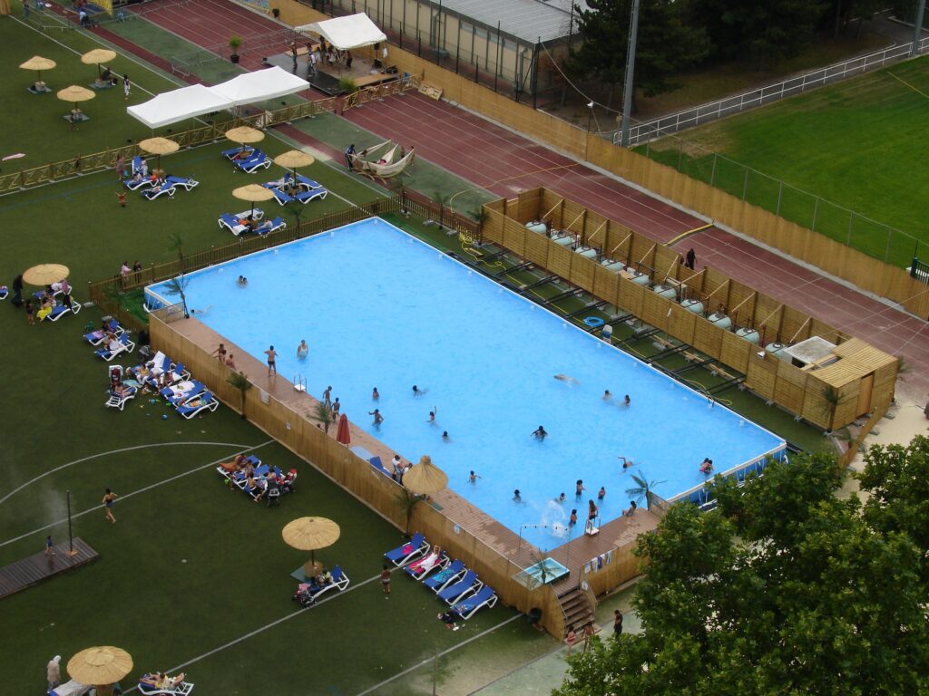 Aménagement d'une plage urbaine éphémère avec transats et sable fin sur une place de mairie par Sun Ice Events.