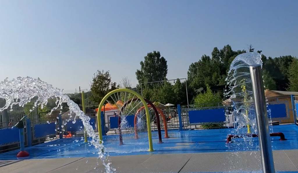 Aménagement d'une plage urbaine éphémère avec transats et sable fin sur une place de mairie par Sun Ice Events.