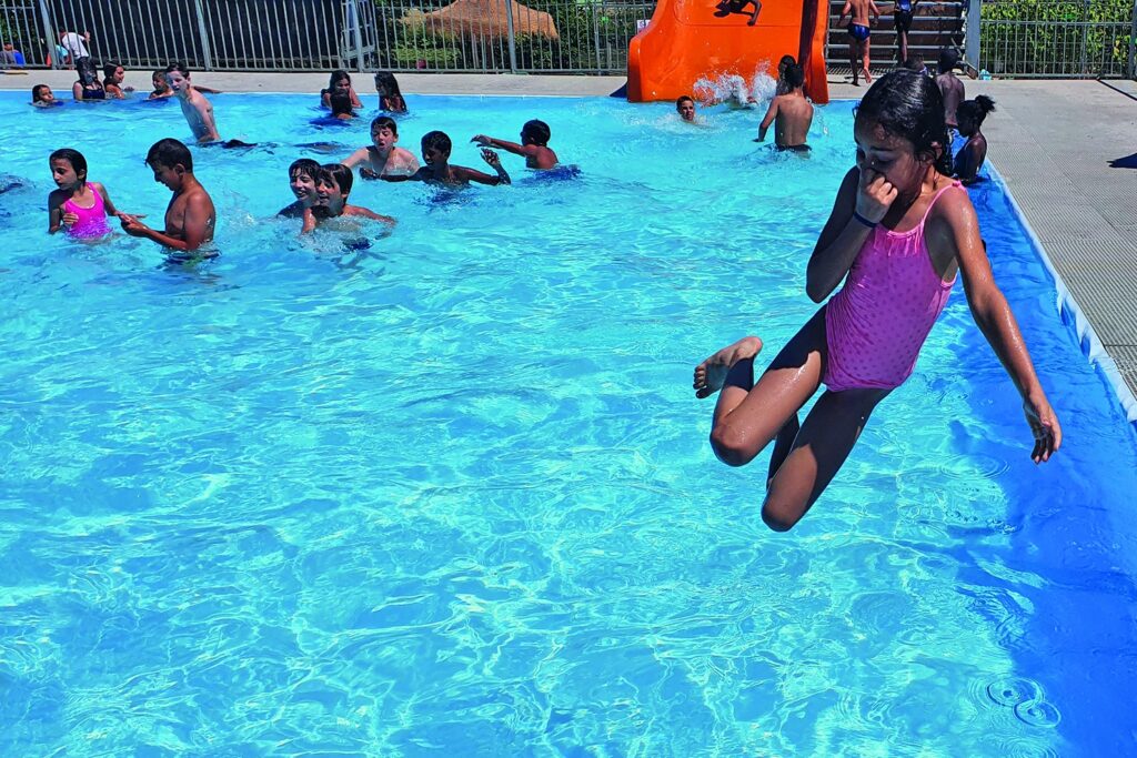 Aménagement d'une plage urbaine éphémère avec transats et sable fin sur une place de mairie par Sun Ice Events.